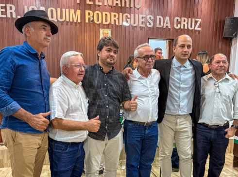 Cícero Lucena recebe Título de Cidadão Pilonense durante comemoração dos 72 anos de emancipação de Pilões