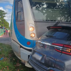 SUSTO: Carro é atingido por trem na cidade de Bayeux
