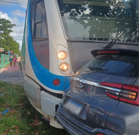 SUSTO: Carro é atingido por trem na cidade de Bayeux