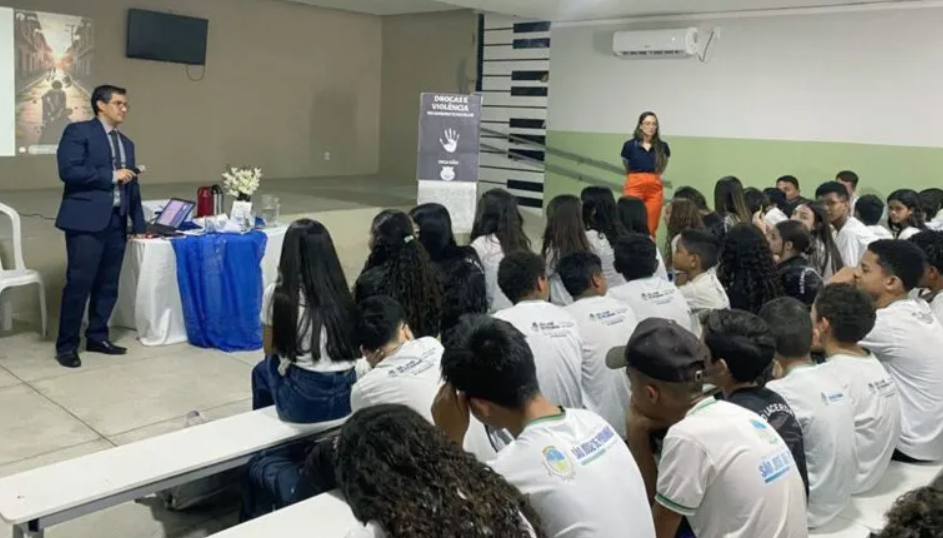 Em palestra, juiz de São José de Piranhas destaca os perigos das drogas para adolescentes