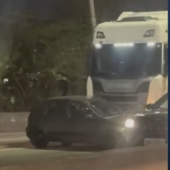 Caminhão arrasta carro em rodovia em provável briga de trânsito; veja vídeo