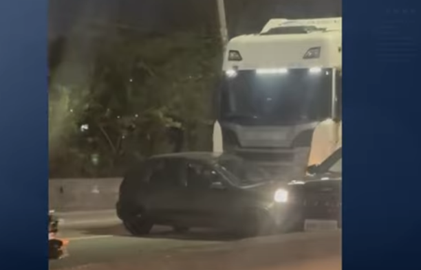 Caminhão arrasta carro em rodovia em provável briga de trânsito; veja vídeo