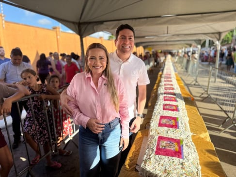 Com bolo de 50 metros, prefeita Tacyana Leitão comemora aniversário ao lado do povo do Mário Andreazza, em Bayeux