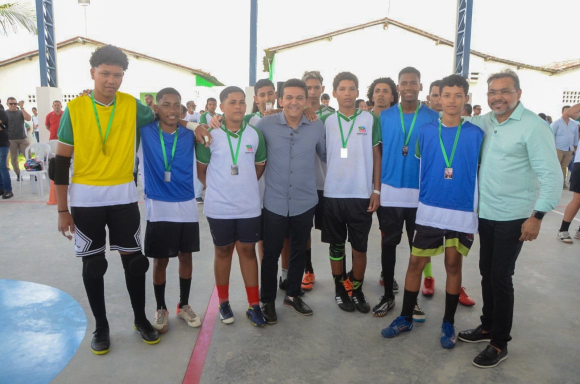 Prefeito Jackson Alvino inaugura quadra poliesportiva no Bairro Popular e reforça investimentos em educação e esporte