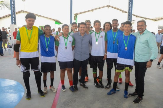 Prefeito Jackson Alvino inaugura quadra poliesportiva no Bairro Popular e reforça investimentos em educação e esporte