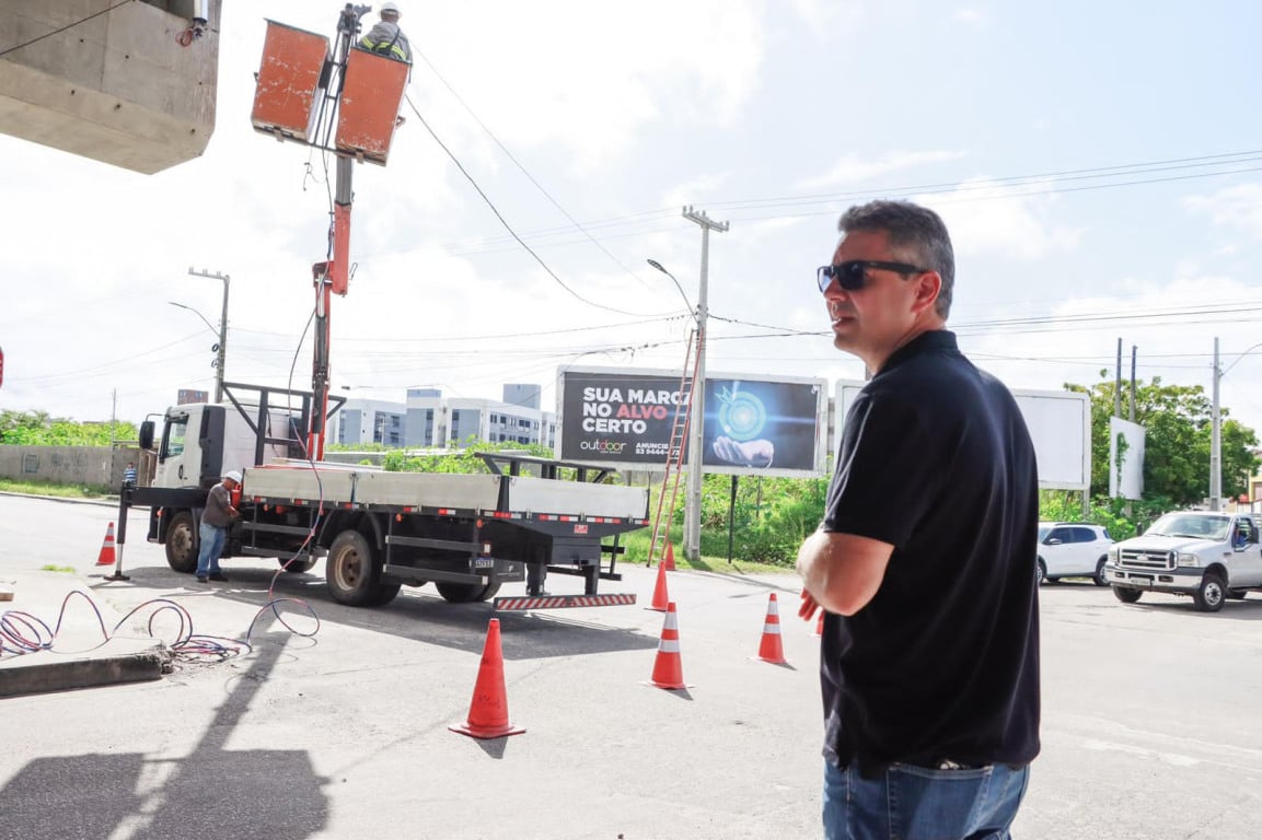 André Coutinho acompanha instalação de nova iluminação em viadutos para melhorar a segurança de motoristas em Cabedelo