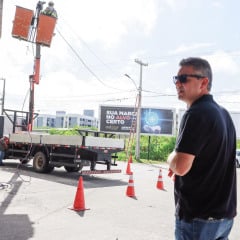 André Coutinho acompanha instalação de nova iluminação em viadutos para melhorar a segurança de motoristas em Cabedelo