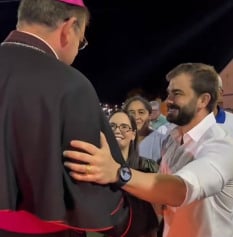 Prefeito Samuel Lacerda participa da solenidade da Crisma ao lado do bispo diocesano Dom Francisco Gabriel