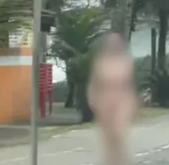 Mulher é presa após ser pega andando nua pela praia e confessa assassinato do pai; veja