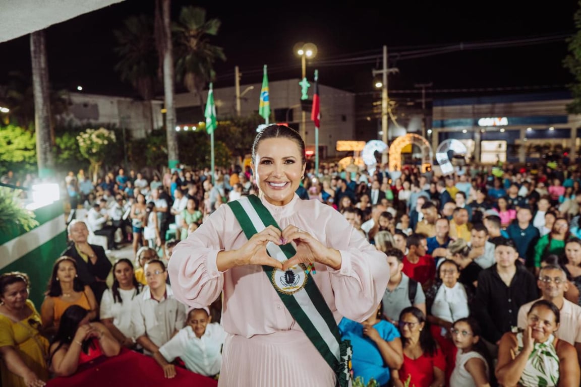 Tacyana Leitão comemora aniversário com bolo de 50 metros no Mário Andreazza, em Bayeux