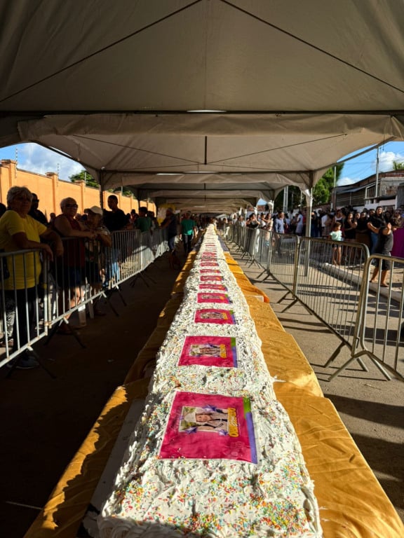 Com bolo de 50 metros, prefeita Tacyana Leitão comemora aniversário ao lado do povo do Mário Andreazza, em Bayeux