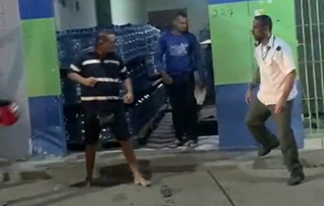 INUSITADO: Motociclista e Motorista de Ônibus discutem e trocam socos na Praça das Muriçocas - VEJA O VÍDEO