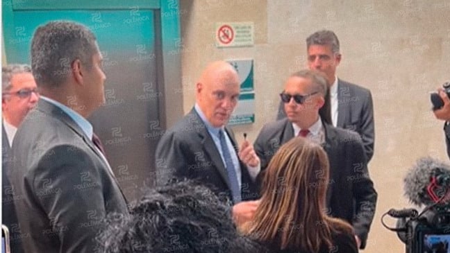 VÍDEO: “Eu estou precisando de advogado para me defender nos EUA”, brinca Moraes ao encontrar Mizael Silva no STF