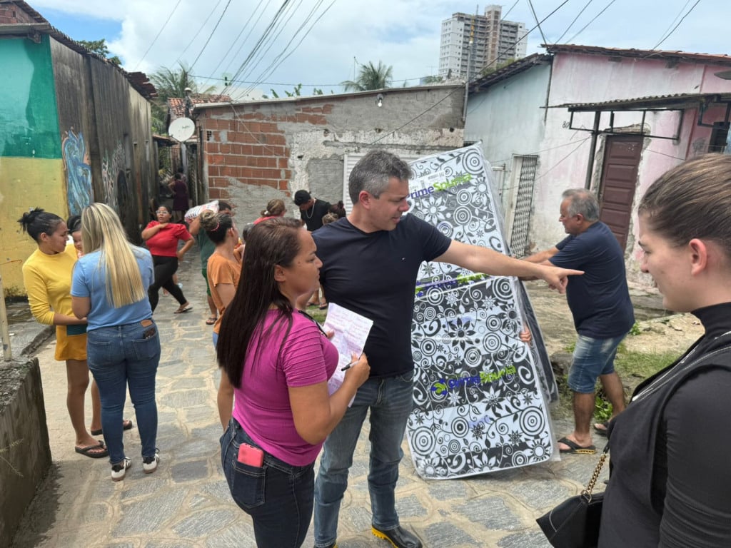 Após maior chuva da história, André Coutinho fiscaliza obras emergenciais e coordena assistência à população de Cabedelo