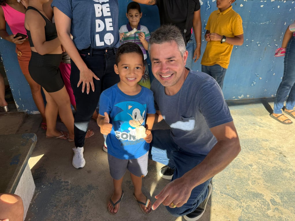 Prefeito André Coutinho promove tarde de recreação para crianças em abrigo improvisado Prefeito André Coutinho promove tarde de recreação para crianças em abrigo improvisado