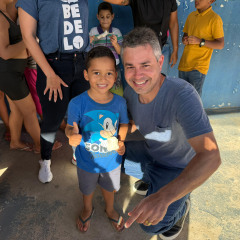 Prefeito André Coutinho promove tarde de recreação para crianças em abrigo improvisado