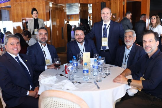 "Nenhum investidor coloca dinheiro onde a regra muda o tempo todo", diz Efraim em palestra para representantes da Associação Nacional de restaurantes em SP