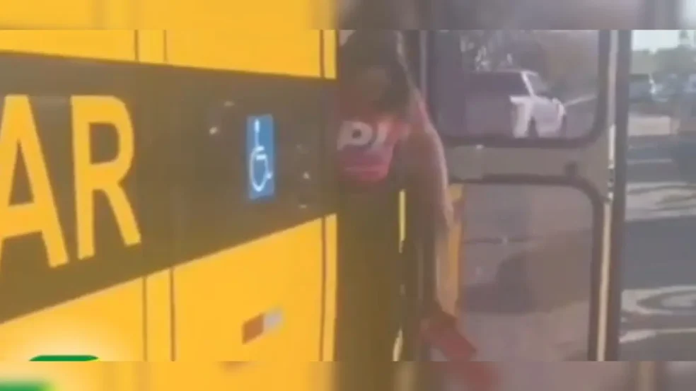 Ônibus municipal é flagrado levando bolsonaristas para evento com Michelle Bolsonaro - VEJA O VÍDEO