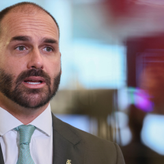 Hugo Motta envia pedidos de cassação de Eduardo Bolsonaro ao Conselho de Ética