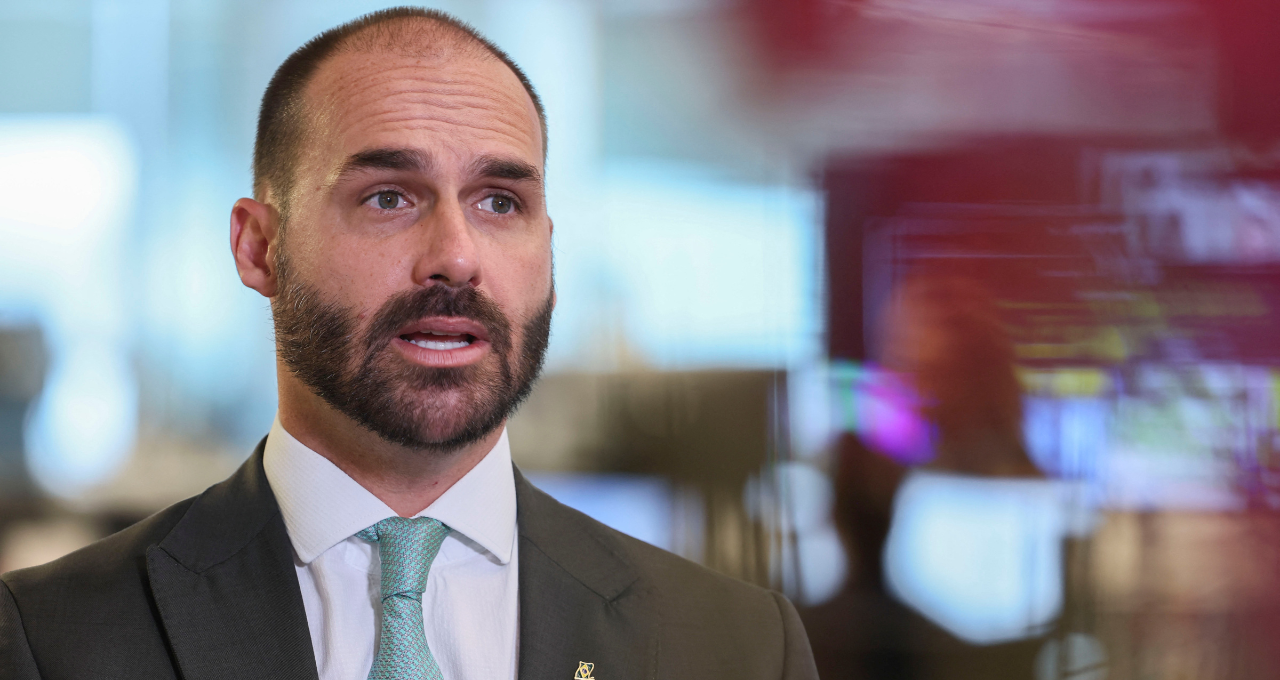 Hugo Motta envia pedidos de cassação de Eduardo Bolsonaro ao Conselho de Ética