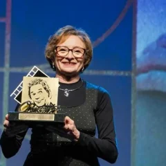 Atriz paraibana Marcelia Cartaxo recebe Troféu Oscarito em Gramado