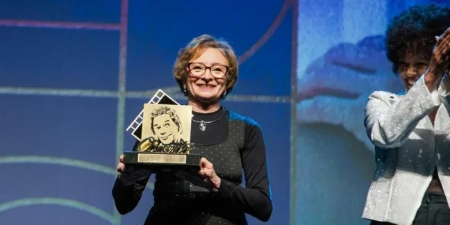Atriz paraibana Marcelia Cartaxo recebe Troféu Oscarito em Gramado