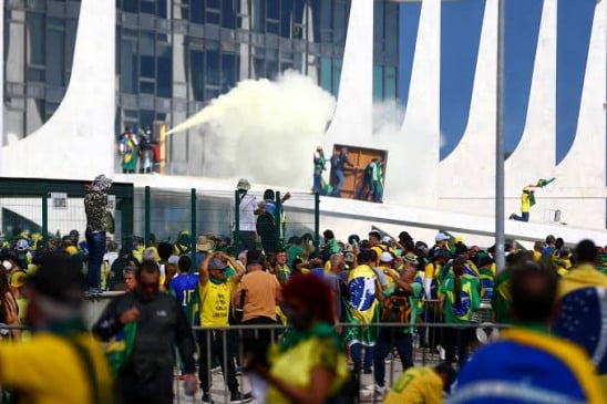 A Folha acerta em dar voz ao bolsonarismo? - Não! Abra os olhos, Folha - Por Juca Kfour