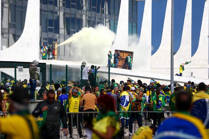 A Folha acerta em dar voz ao bolsonarismo? - Não! Abra os olhos, Folha - Por Juca Kfour