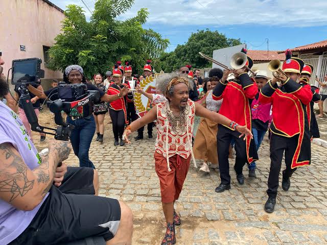 EM CATOLÉ DO ROCHA: Chico César revisita suas raízes em remix de "Mama África" com Jake Savona; assista