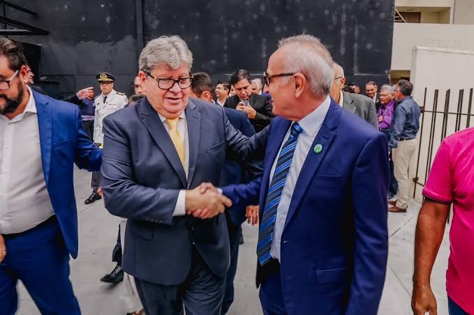 Cícero aprofunda distanciamento da base liderada por Azevêdo - Por Nonato Guedes