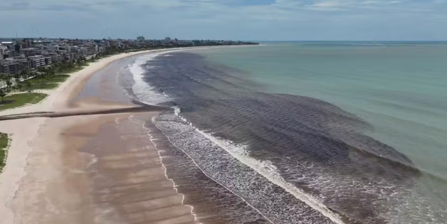 MPPB investiga dano ambiental após identificar mancha escura na faixa litorânea da Grande João Pessoa