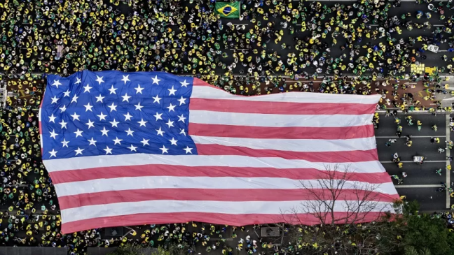 Ato bolsonarista no 7 de setembro usa bandeirão dos Estados Unidos