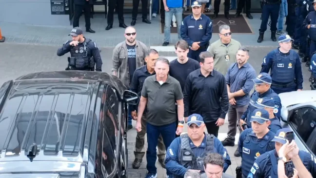Boletim médico diz que Bolsonaro apresenta quadro de anemia e pneumonia residual