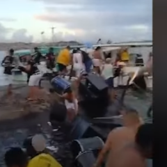 Balsa naufraga durante show de pagode e banda perde instrumentos no mar; veja vídeo