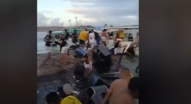 Balsa naufraga durante show de pagode e banda perde instrumentos no mar; veja vídeo