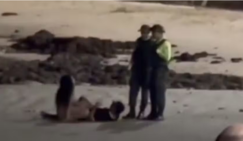 INUSITADO: Casal é abordado pela PM após ser flagrado fazendo sexo em praia - VEJA O VÍDEO