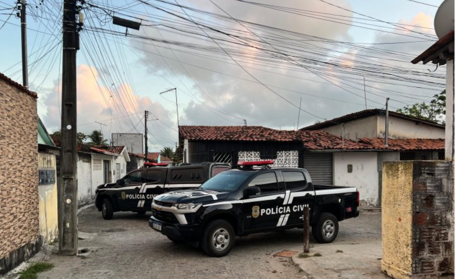 POLÍCIA NAS RUAS: Operação bloqueia R$ 125 milhões e cumpre mandados contra membros de facção na Paraíba; Policial é atingido durante abordagem