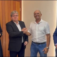 Catolé do Rocha é contemplada com ônibus escolar em parceria entre João Azevêdo e Laurinho Maia