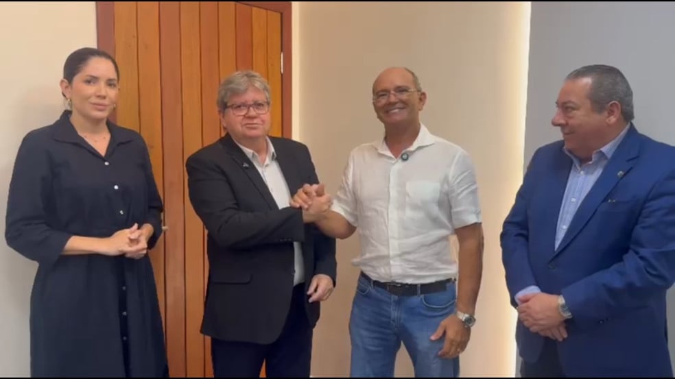 Catolé do Rocha é contemplada com ônibus escolar em parceria entre João Azevêdo e Laurinho Maia