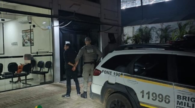 Homem é preso por descumprir medida protetiva e ameaçar degolar a família 