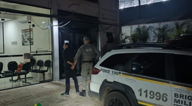 Homem é preso por descumprir medida protetiva e ameaçar degolar a família 