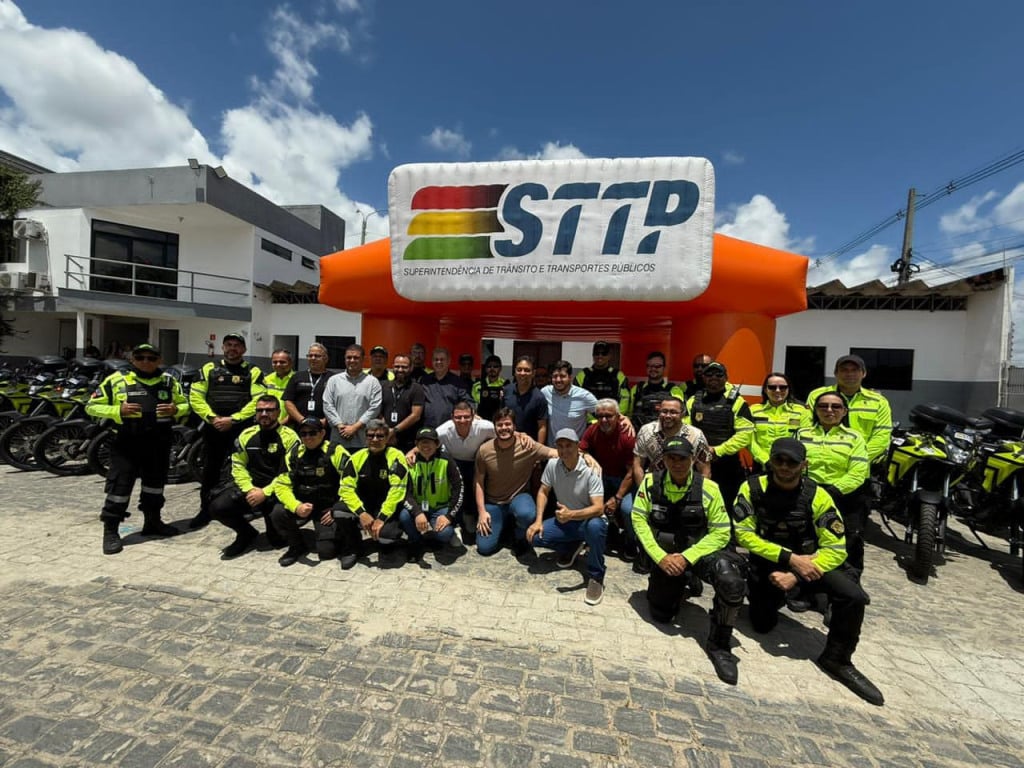 Prefeito de Campina faz entrega de motocicletas e equipamentos de segurança para agentes de trânsito da STTP