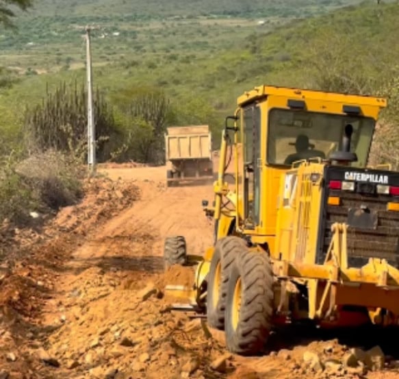 Prefeito de Salgado vistoria obra de recuperação de estrada rural em parceria com o Governo do Estado