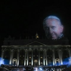 Vaticano exibe espetáculo de drones com imagens do Papa Francisco e obras de Michelangelo