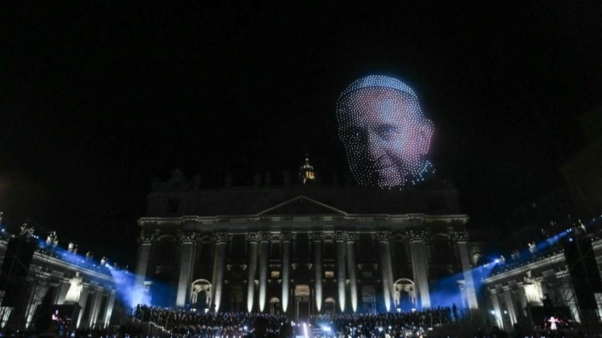 Vaticano exibe espetáculo de drones com imagens do Papa Francisco e obras de Michelangelo