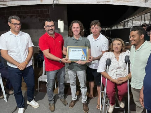 Ao lado dos deputados Chió e Cida Ramos, Veneziano recebe título de Cidadão em Casserengue