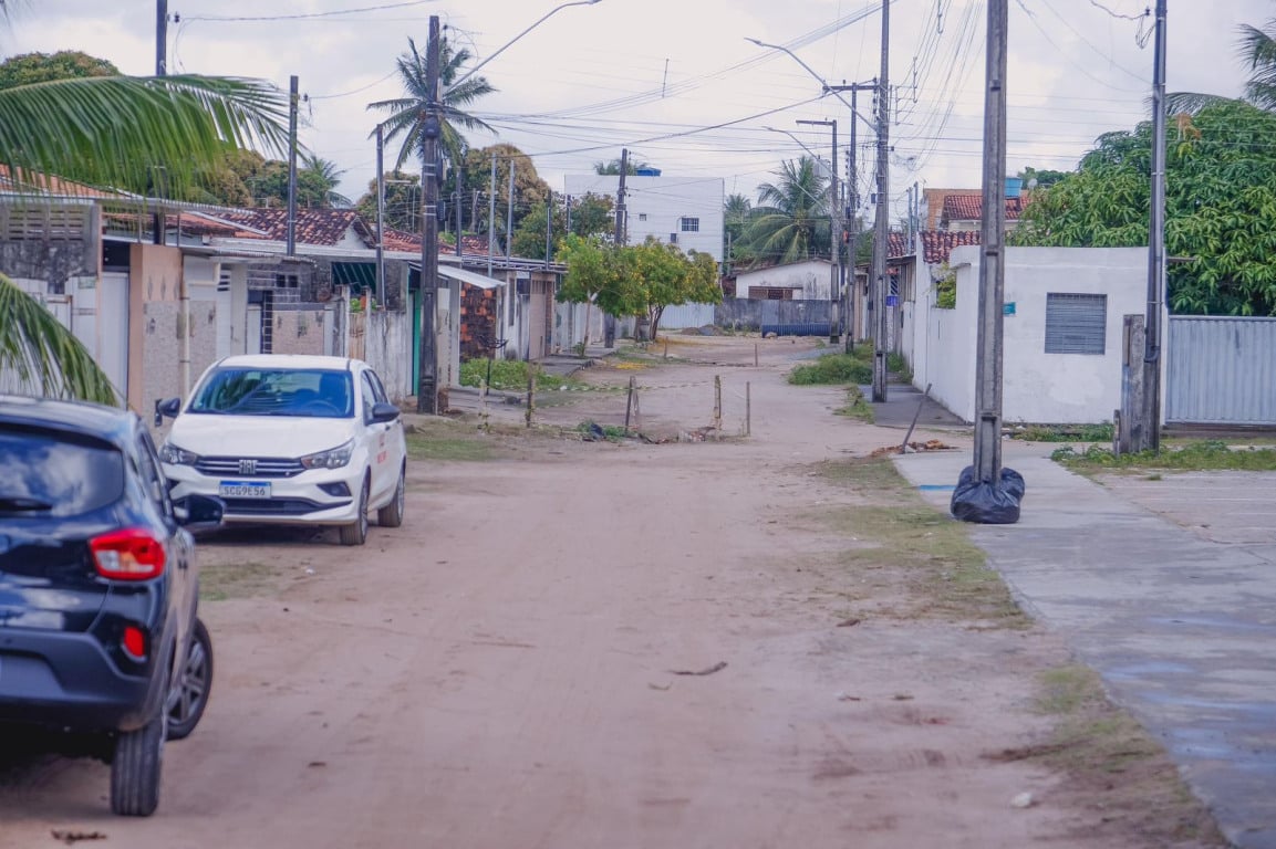 Cícero Lucena autoriza obras em 11 ruas para deixar o Bairro das Indústrias 100% pavimentado