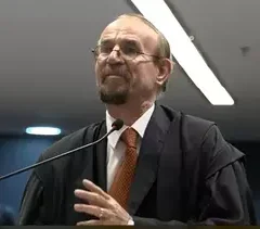 INUSITADO: Advogado de Mauro Cid chama Fux de “atraente” durante julgamento - VEJA O VÍDEO