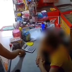Mãe agride atendente com chinelada após filho gastar R$ 10 em mercadinho - VEJA VÍDEO