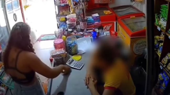 Mãe agride atendente com chinelada após filho gastar R$ 10 em mercadinho - VEJA VÍDEO